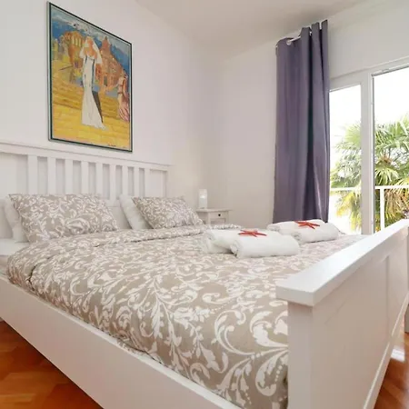 House Rosemary بيت للعطل *