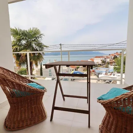 House Rosemary بيت للعطل *