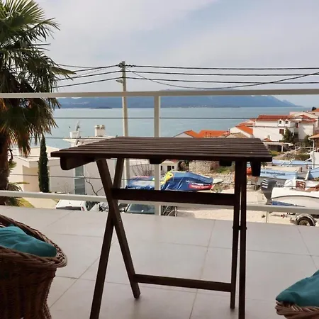 House Rosemary بيت للعطل *