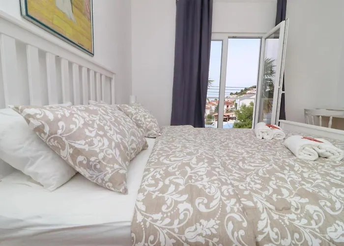 Feriehus House Rosemary Komarna