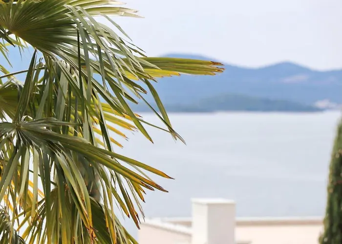 Feriehus House Rosemary Komarna